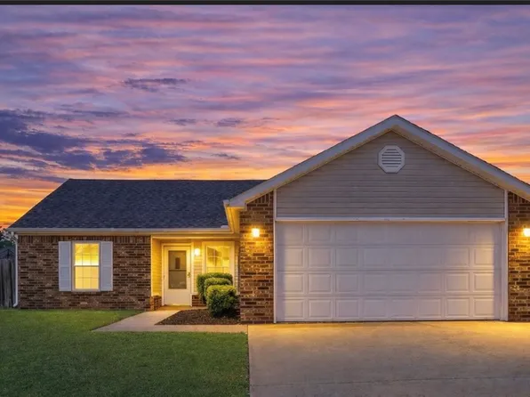 1415 S Camellia Ln, Fayetteville, AR 72704