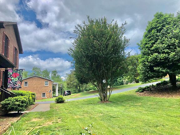 3rd image of 1625 Meadowview Ln