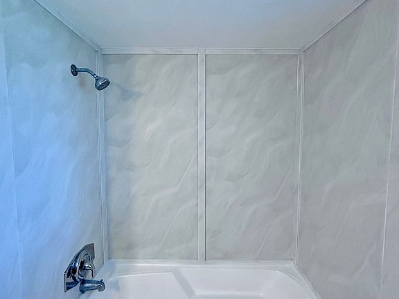 Bath tub