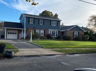 490 S 2nd St, Lindenhurst, NY 11757