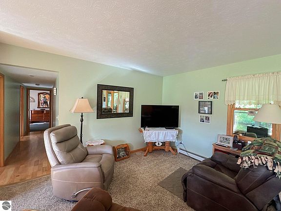 4th image of 89 River Dr