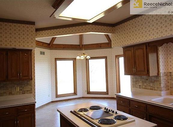 Large vaulted breakfast room.
