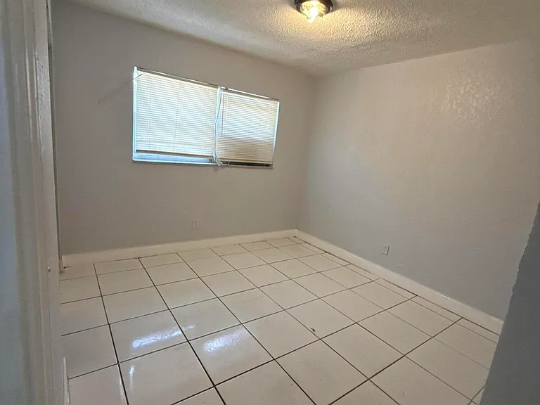 720 SW 7th St #4 — Photo 16