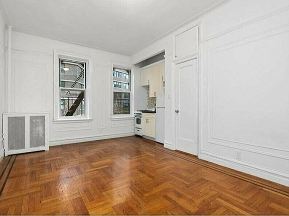 3rd image of 220 E 36th St APT B2