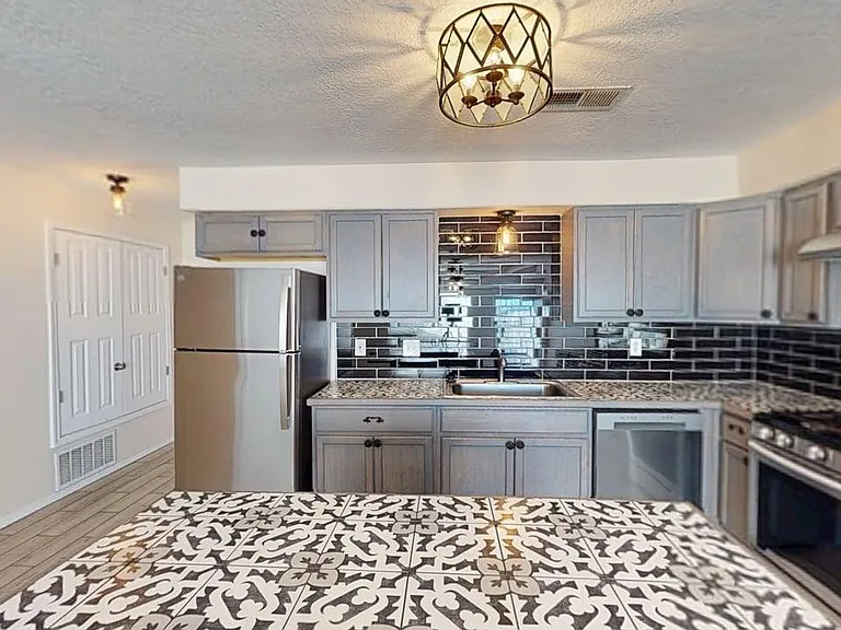 Sleek, Contemporary Efficiency - Live El Campo on Route 66! — Photo 10
