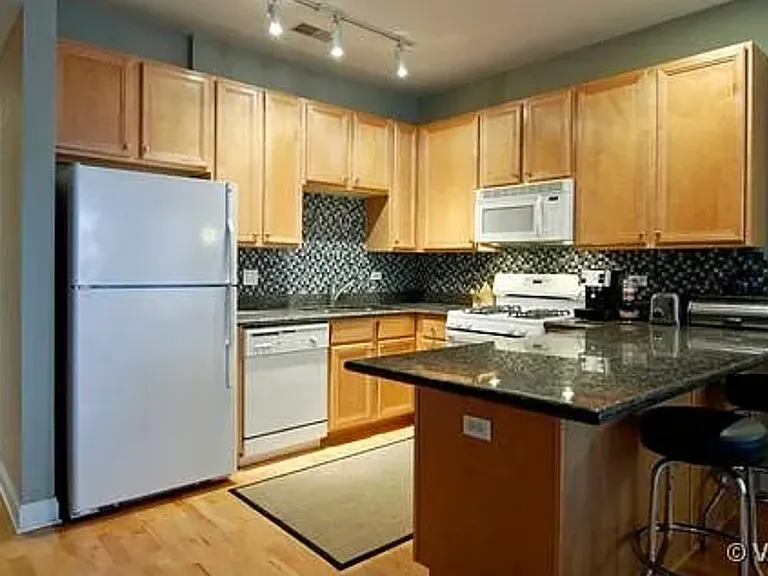 2310 W Saint Paul Ave #202 — Photo 4