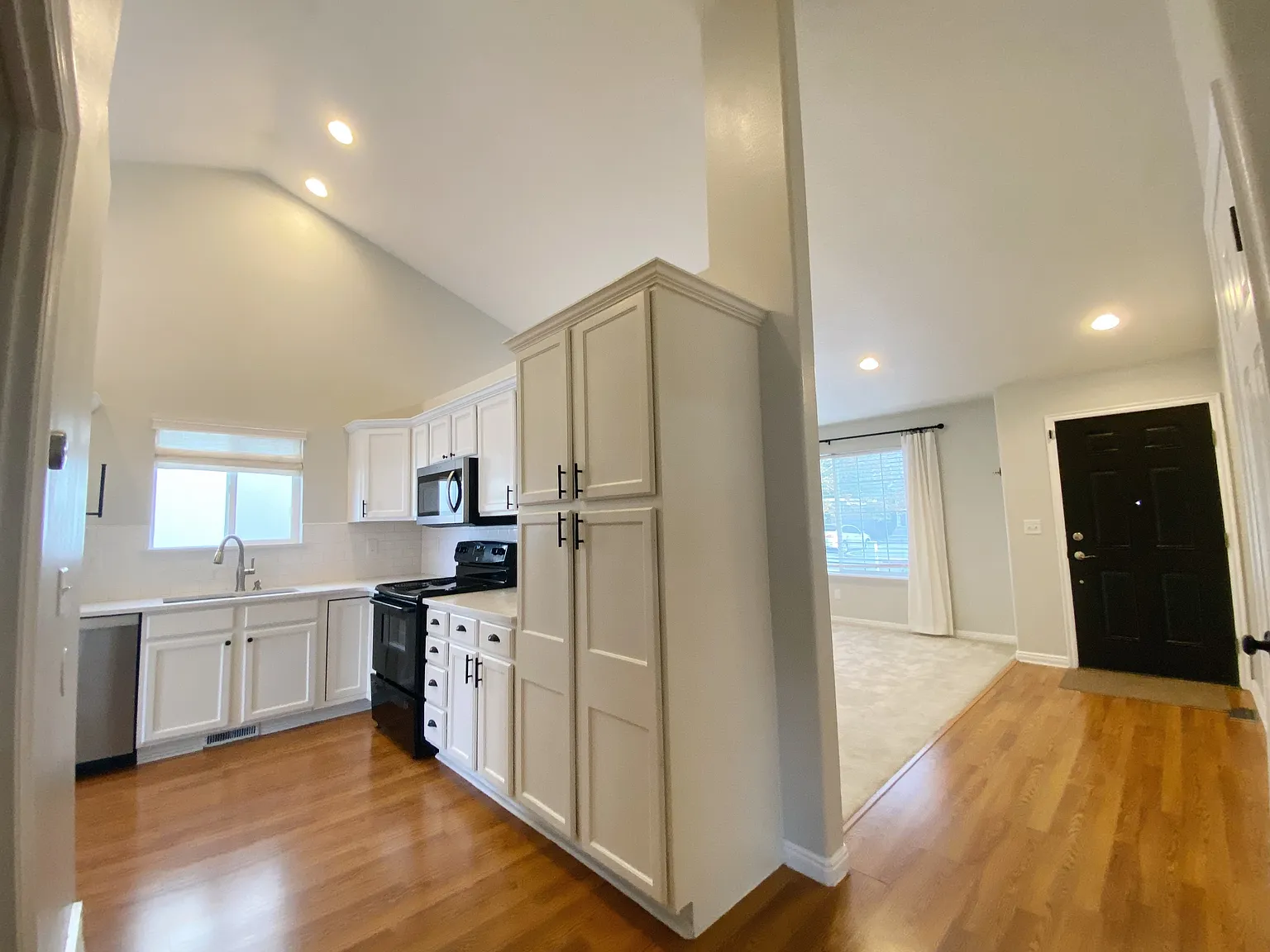 4 bed, 2020 sqft, $2,345 — Photo 3