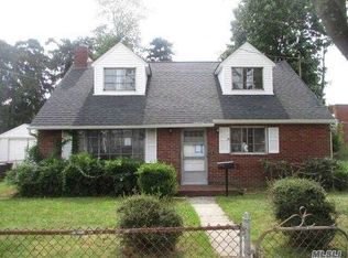 4 E Gate Ln, Copiague, NY 11726