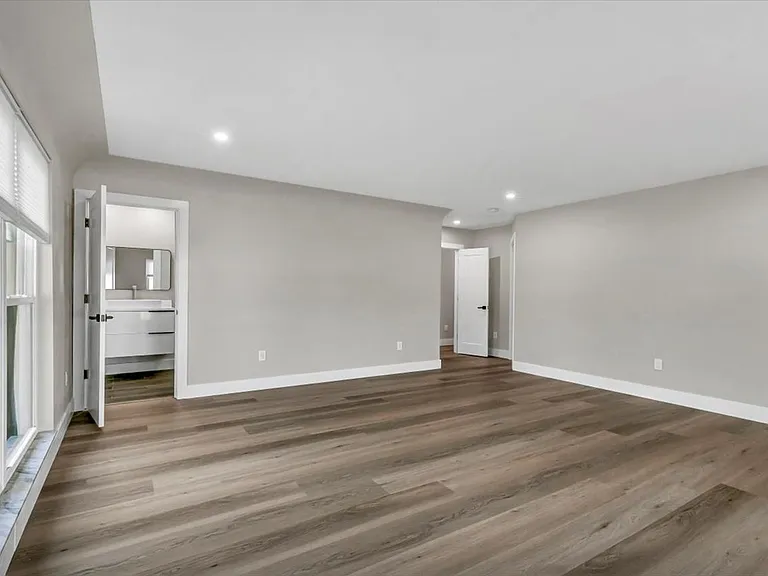 525 Lamara Way NE — Photo 23