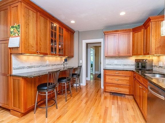 3rd image of 79 Redlands Rd