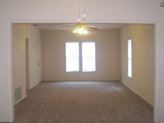 4th image of 110 W Pecan Ave