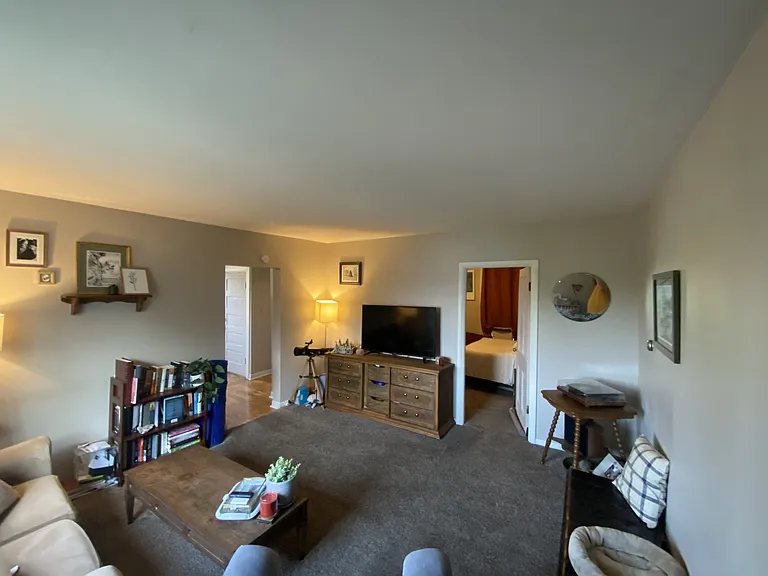 235 W Crescent St — Photo 12