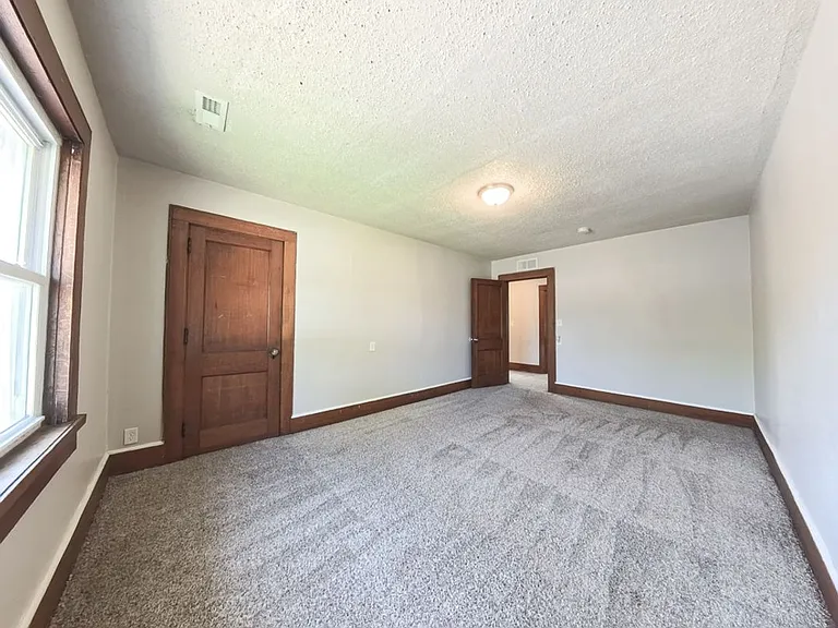 3303 University Ave — Photo 23