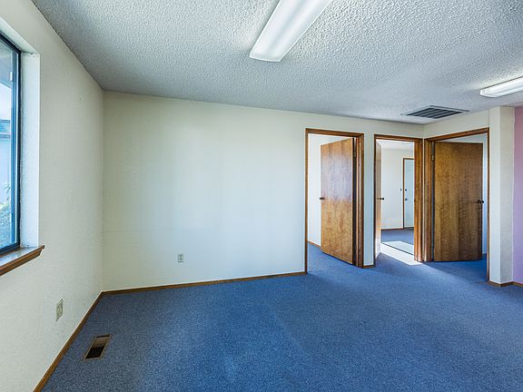 5th image of 607 W Yelm Ave