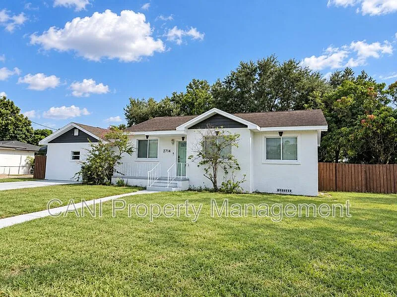 4 bed, 2.0 bath, 1954 sqft, $2,595 — Photo 2