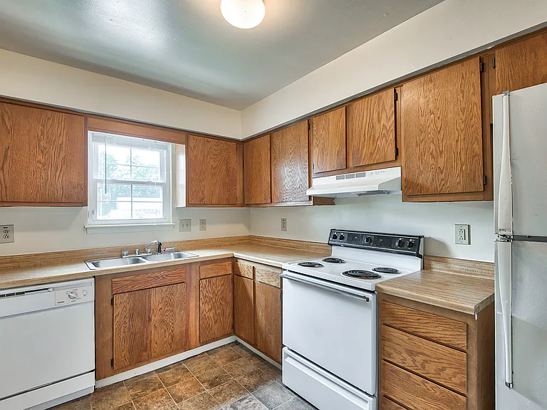 Southgate Manor Apartments — Photo 12