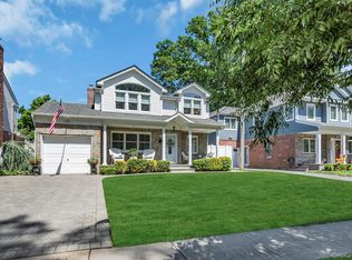 12 Pinewood Ln, New Hyde Park, NY 11040