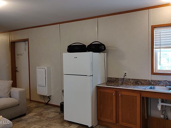 5th image of 1090 Bilbo Rd