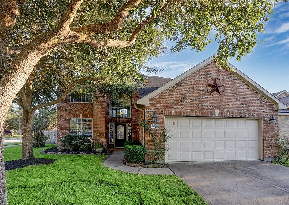 Beautiful 2 story home in desirable Kingdom Heights. Amazing corner cul de sac lot with large backyard.