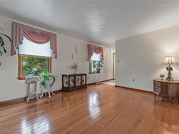 5th image of 11 Oakridge Dr