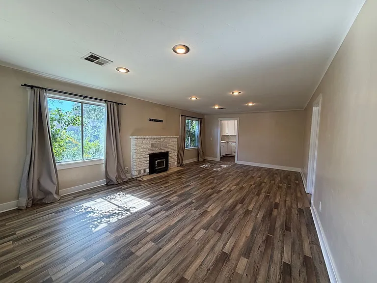 337 W 200 N — Photo 2