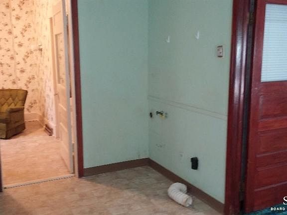3rd image of 117 S Phillips Ave