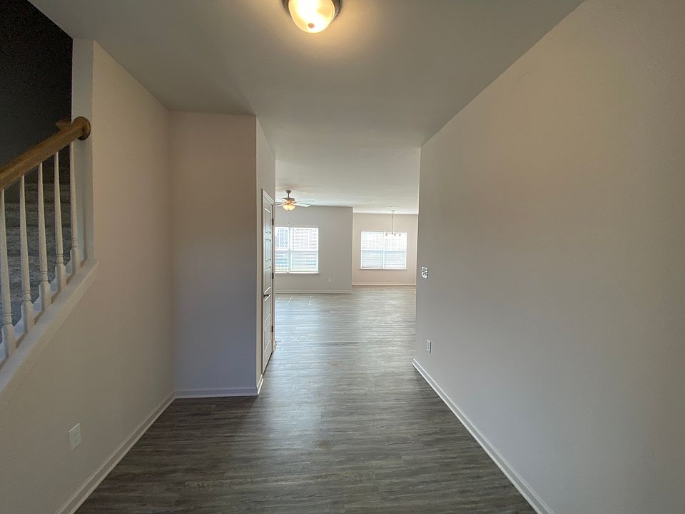 1st image of 501 White Oak Trce