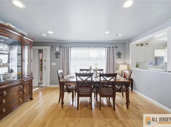 47 Kendall Dr, Parlin, NJ 08859