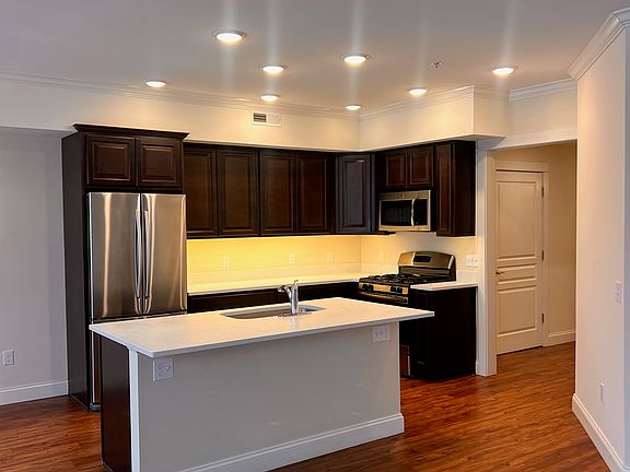 3rd image of 4-416 E Mitchell St #3
