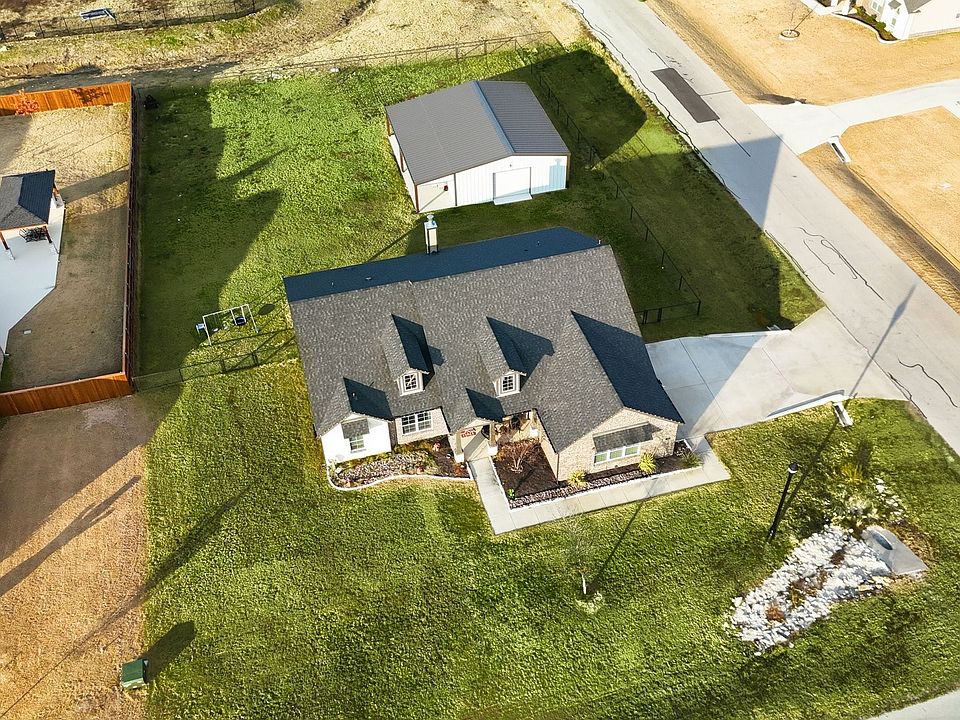 1st image of 104 Oak Grove Dr