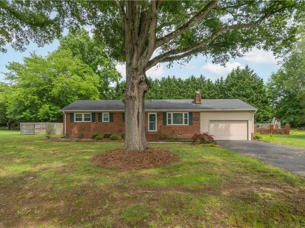 1415 Lambs Ln, Kernersville, NC 27284