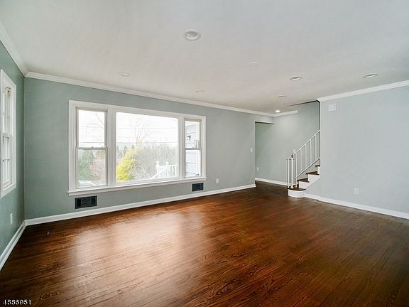 3rd image of 16 Parkway E