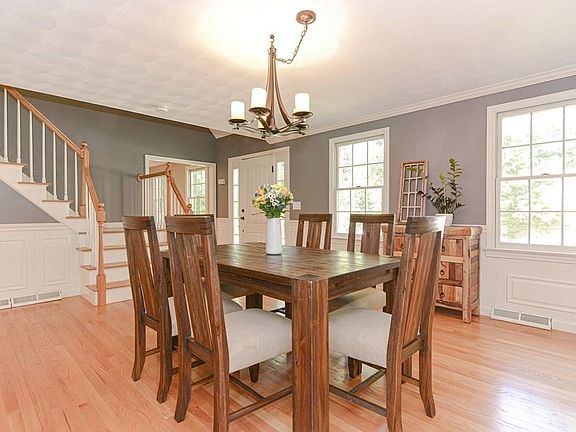 5th image of 11 Crowe Farm Ln