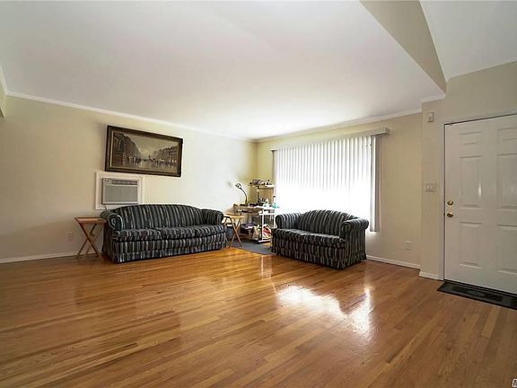 4th image of 4 Lourae Dr