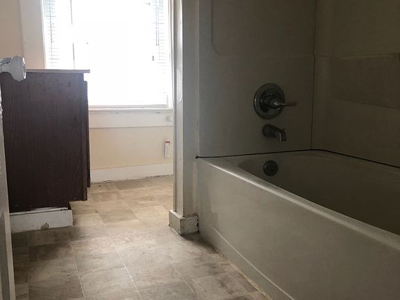 4th image of 2537 Vine St APT 3