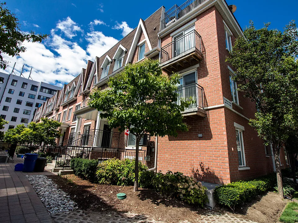 16 Laidlaw St #609