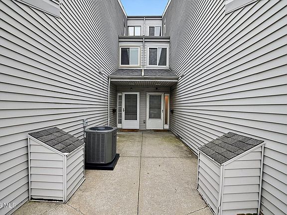 4th image of 2564 W Village Dr
