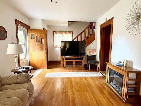 4th image of 704 N Elmer Ave