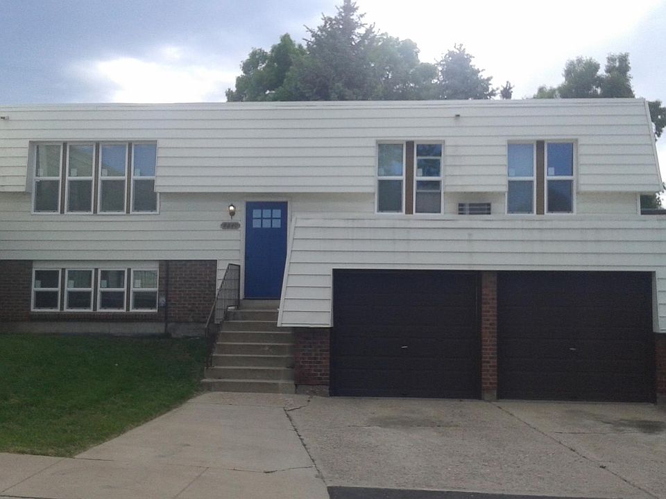 Living in a duplex means one close neighbor not many. Oh, and one of the garage spaces is included with the apartment!