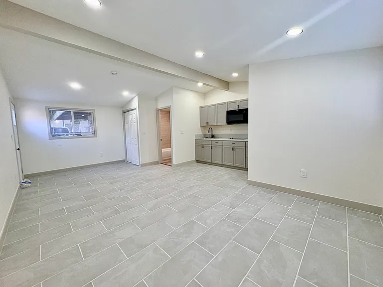4585 Hawthorne St #B — Photo 3