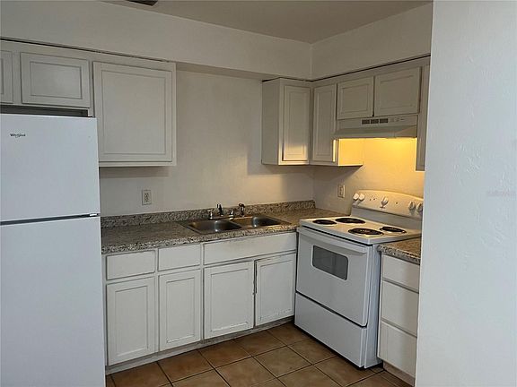 3rd image of 2629 SW 31st Pl Unit 1