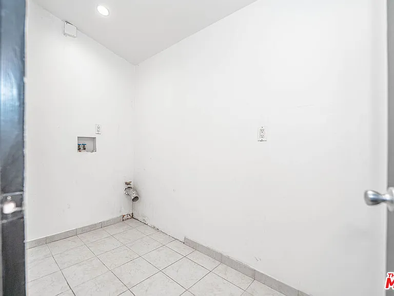 20746 Clarendon St — Photo 54