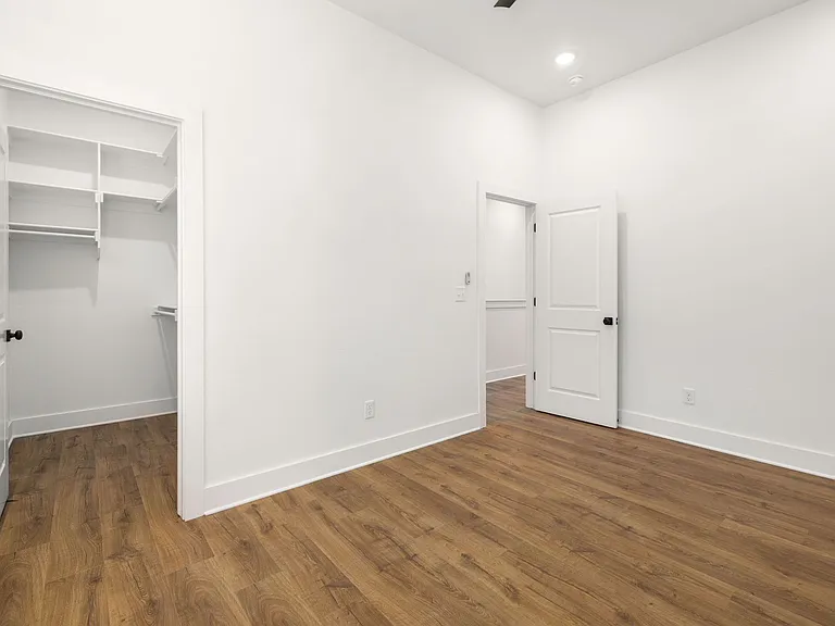 $250 Amazon Gift Card if lease signed by June 30th! Luxury New 1 Bed TH!! — Photo 14