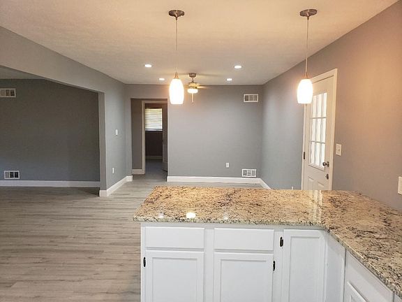 4th image of 5101 Lakeside Dr