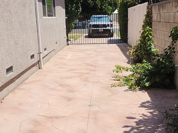 4th image of 7647 Amestoy Ave
