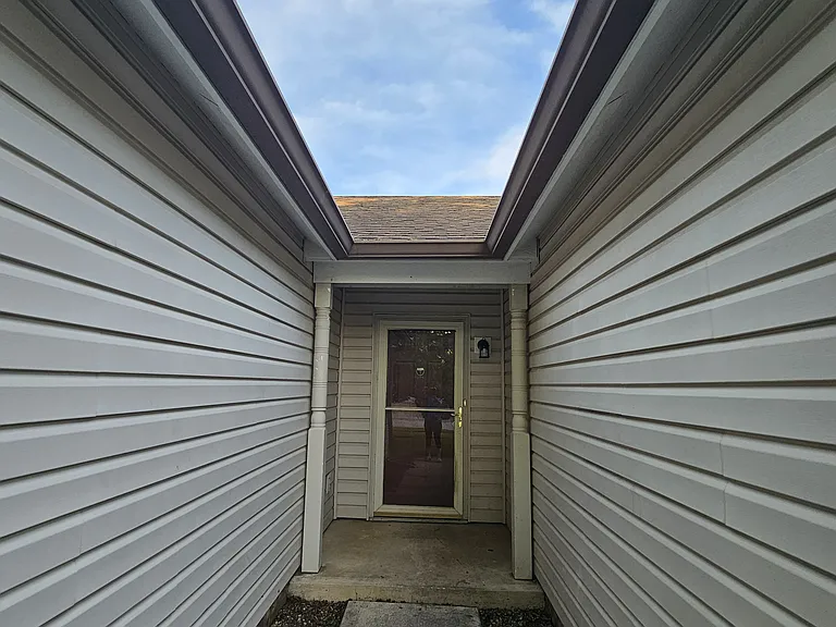 2319 Layton Park Dr — Photo 2