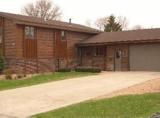 17 8th Ave NE, Osseo, MN 55369