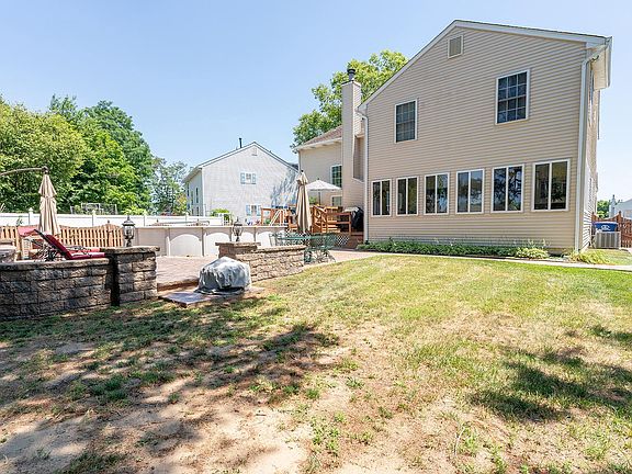2nd image of 3 Cindy Ct