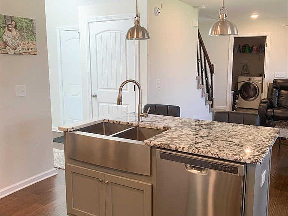 3rd image of 571 Tracy Ln
