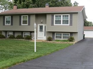 2400 Plum Tree Rd, Lindenhurst, IL 60046